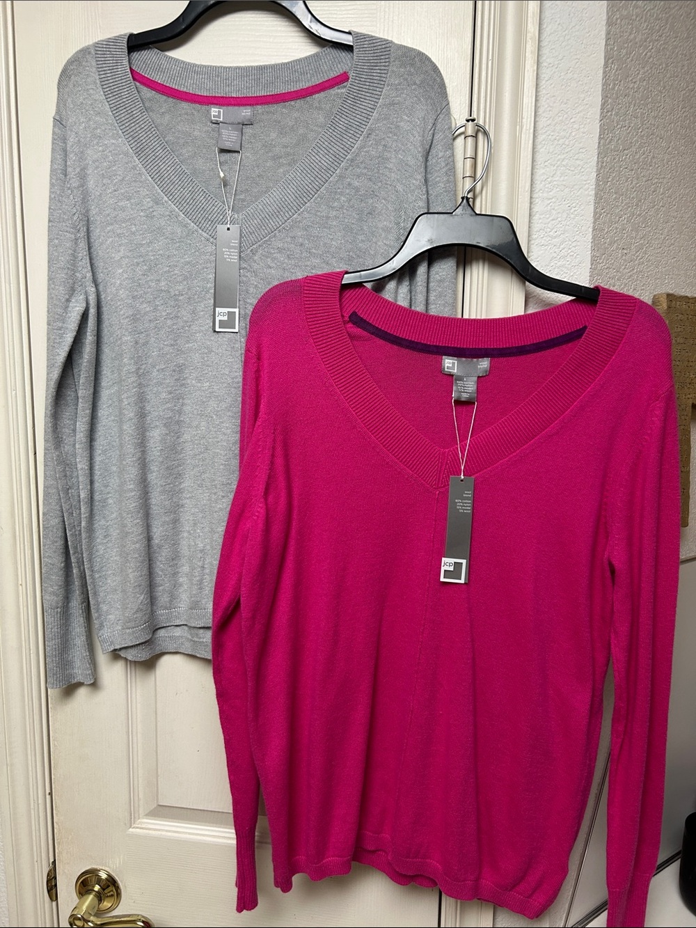 Lot of 2 JCP Classic V-Neck Sweaters Gray & Hot Pink Size Large